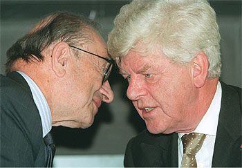 Alan Greenspan y Wim Duisenberg, dos modelos de enfrentarse a la desaceleración económica.