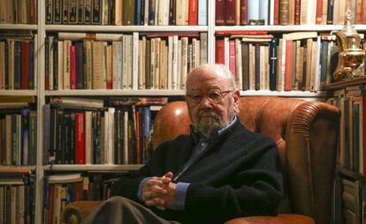 El escritor José Manuel Caballero Bonald, en su casa de Madrid, en 2015.