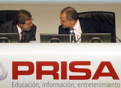 Juan Luis Cebrián (izquierda) e Ignacio Polanco, en la junta general de accionistas celebrada en Madrid.