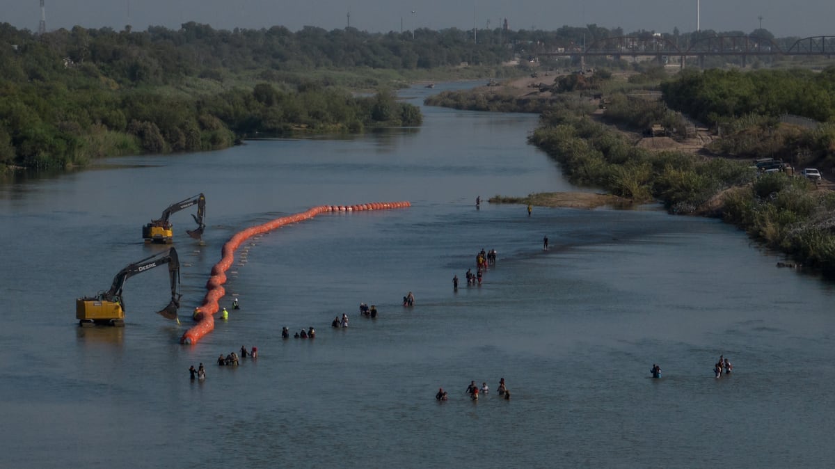 Un juez ordena a Texas remover el ‘muro flotante’ de boyas sobre el río Bravo | Internacional