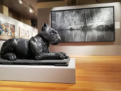 Escultura de Ángel Cañas, en primer plano, hecha de nuevos materiales poliméricos a base de materiales reciclados.
