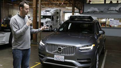 Anthony Levandowski presentando el modelo de coche autónomo de Uber.