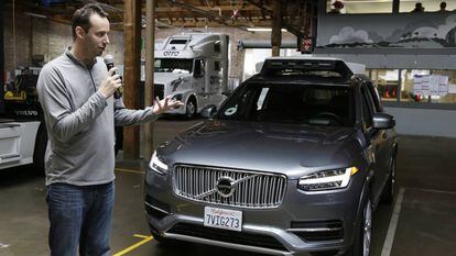 Anthony Levandowski presentando el modelo de coche aut&oacute;nomo de Uber.