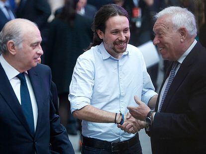 Pablo Iglesias, entre Jorge Fernández Díaz y José Manuel García-Margallo en la gala de entrega de los Premios Ortega y Gasset.