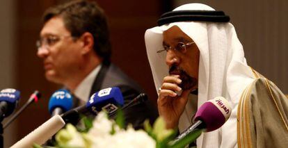 El ministro saud&iacute; de Energ&iacute;a, Khalid al-Falih, con su hom&oacute;logo ruso, Alexander Novak, en Riad en febrero pasado.