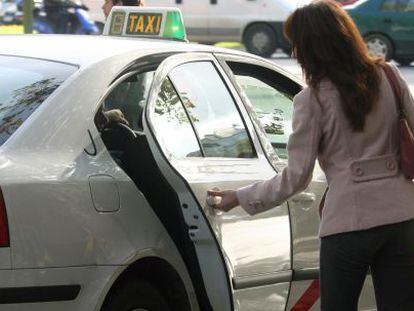 Una clienta sube a un taxi en Madrid, en octubre de 2019.