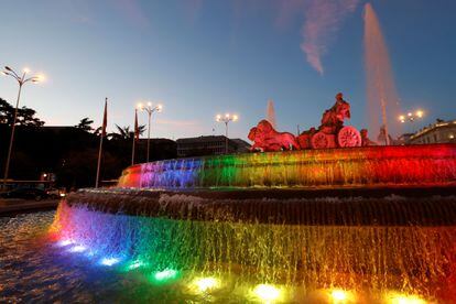 La fuente de Cibeles, iluminada con los colores de la bandera LGTBI, en las fiestas del Orgullo del año pasado. 