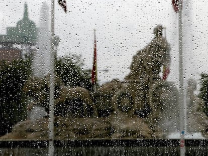 Plaza de Cibeles de Madrid, bajo la lluvia.