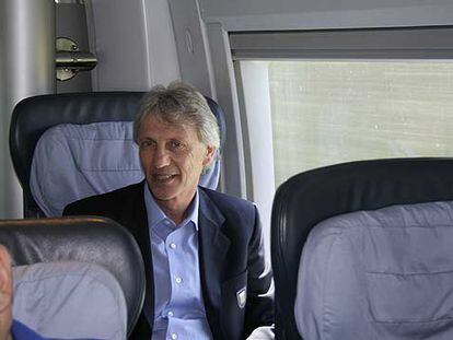 José Pékerman, en el tren en el que viajó de vuelta tras el partido del sábado.