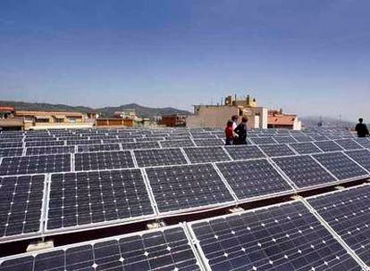 Instalación de energía fotovoltaica en los techos del mercado de El Carmel (Barcelona).