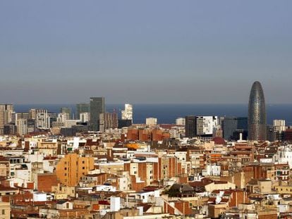 Vista de Barcelona, con la torre Agbar a la derecha.