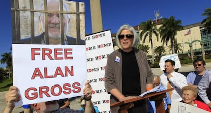 La esposa de Alan Gross en una manifestación a favor de su liberación.