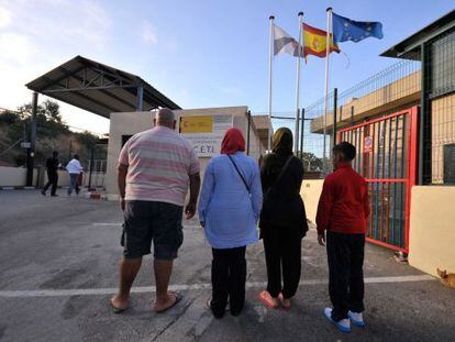 La familia Alissi frente a la puerta del Centro de Estancia Temporal de Inmigrantes de Ceuta.