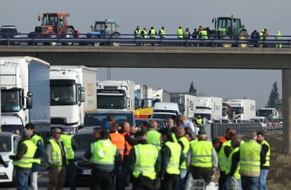 Corte de la carretera de Extremadura, en la A-5 a su paso por Navalcarnero (Madrid), a causa de la protesta de agricultores celebrada este martes.