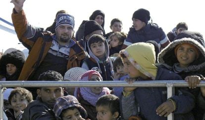 Un grupo de refugiados llega a la isla griega de Lesbos.