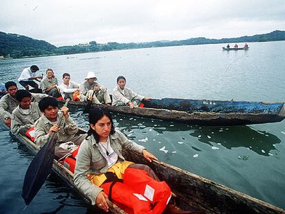 Alumnos de la Ruta Quetzal surcan la bahía de Portobelo, en Panamá, en 1999.