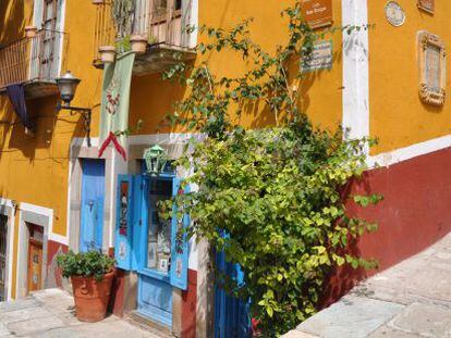 Típica calle de Guanajuato con su colores ocres, sus ventanas enrejadas y los inevitables escalones que inundan la ciudad.