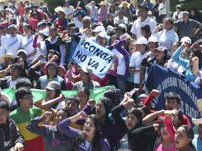 Cientos de pobladores del distrito de Bambamarca marchan el pasado 11 de julio, por sus principales calles en protesta contra el proyecto minero Conga, en Perú. EFE/Archivo