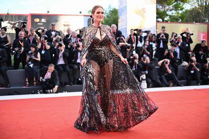 Julianne Moore llegaba a la alfombra roja de la Ceremonia de Apertura del festival de Venecia.