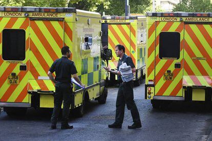 Ambulancias en un hospital de Londres.