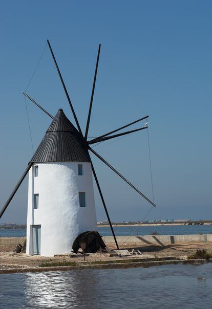 El molino de la Calcetera, en el parque regional de las Salinas y Arenales de San Pedro del Pinatar (Murcia).