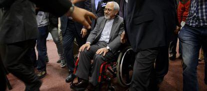 Mohamed Javad Zarif, ministro de Exteriores iran&iacute;, sale de la reuni&oacute;n celebrada en Ginebra.