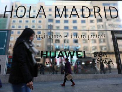 Fachada del local donde la compañía Huawei abrirá su tienda en la Gran Vía de Madrid.