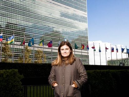 Paloma Escudero con la sede de Naciones Unidas en Nueva York al fondo. 