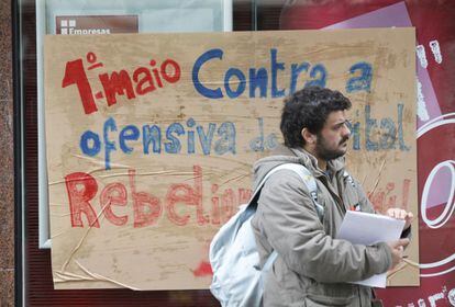 Santiago ha amanecido con carteles llamando a la movilización ciudadana en este 1 de mayo