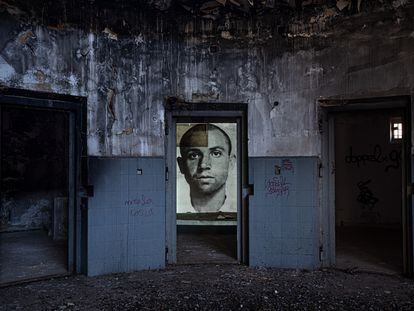 Proyección de fotografía del poeta Miguel Hernández en una de las celdas de la cárcel de Huelva donde estuvo encerrado tras ser apresado el 30 de abril de 1939 en Moura (Portugal).