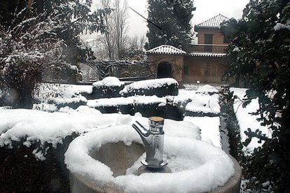 Uno de los jardines de la Alhambra, cubierto de nieve y hielo tras las intensas nevadas de los últimos días.