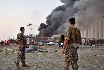 Soldados libaneses, tras la explosión en el puerto de Beirut, el 4 de agosto de 2020.