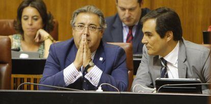 Juan Ignacio Zoido con Jos&eacute; Antonio Nieto, alcalde de C&oacute;rdoba, este jueves en el Parlamento.