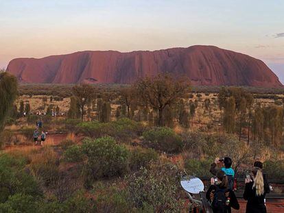 Vista del monte Uluru, en Australia, un día antes de su cierre.