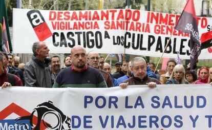 Concentracion por el primer juicio por uno de los trabajadores de Metro fallecido por amianto.