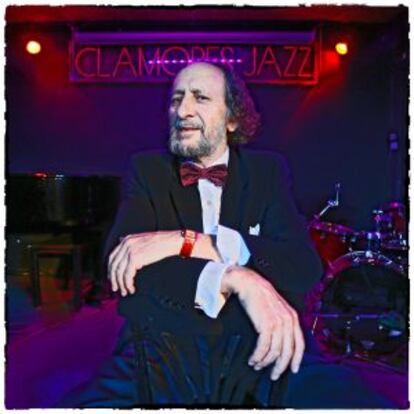 Germán Pérez en el escenario de la Sala Clamores.