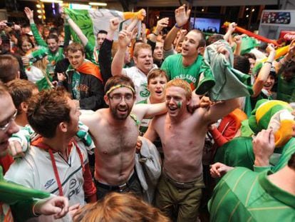 Aficionados irlandeses, durante el partido ante Espa&ntilde;a.