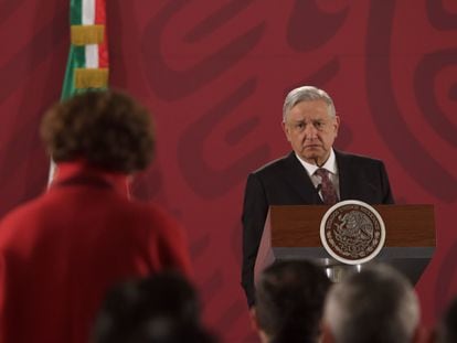 Una periodista plantea una pregunta al presidente de México, Andrés Manuel López Obrador, durante una de sus conferencias matutinas de 2020.