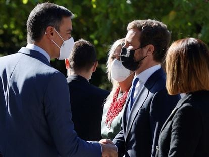 Pedro Sánchez (izquierda), saluda al líder del PP, Pablo Casado, el jueves a su llegada al monasterio de Yuste.