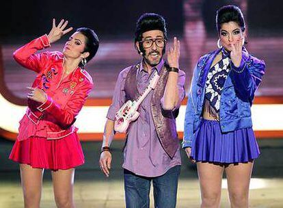 Rodolfo Chikilicuatre y sus bailarinas, durante la actuación en<i> Salvemos Eurovisión.</i>