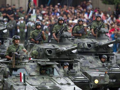 Tanques militares en el desfile por la Independecia.