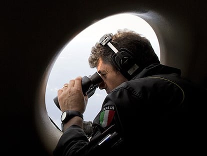 El brigada Pasquale Mei vigila con sus prismáticos las salidas de inmigrantes.