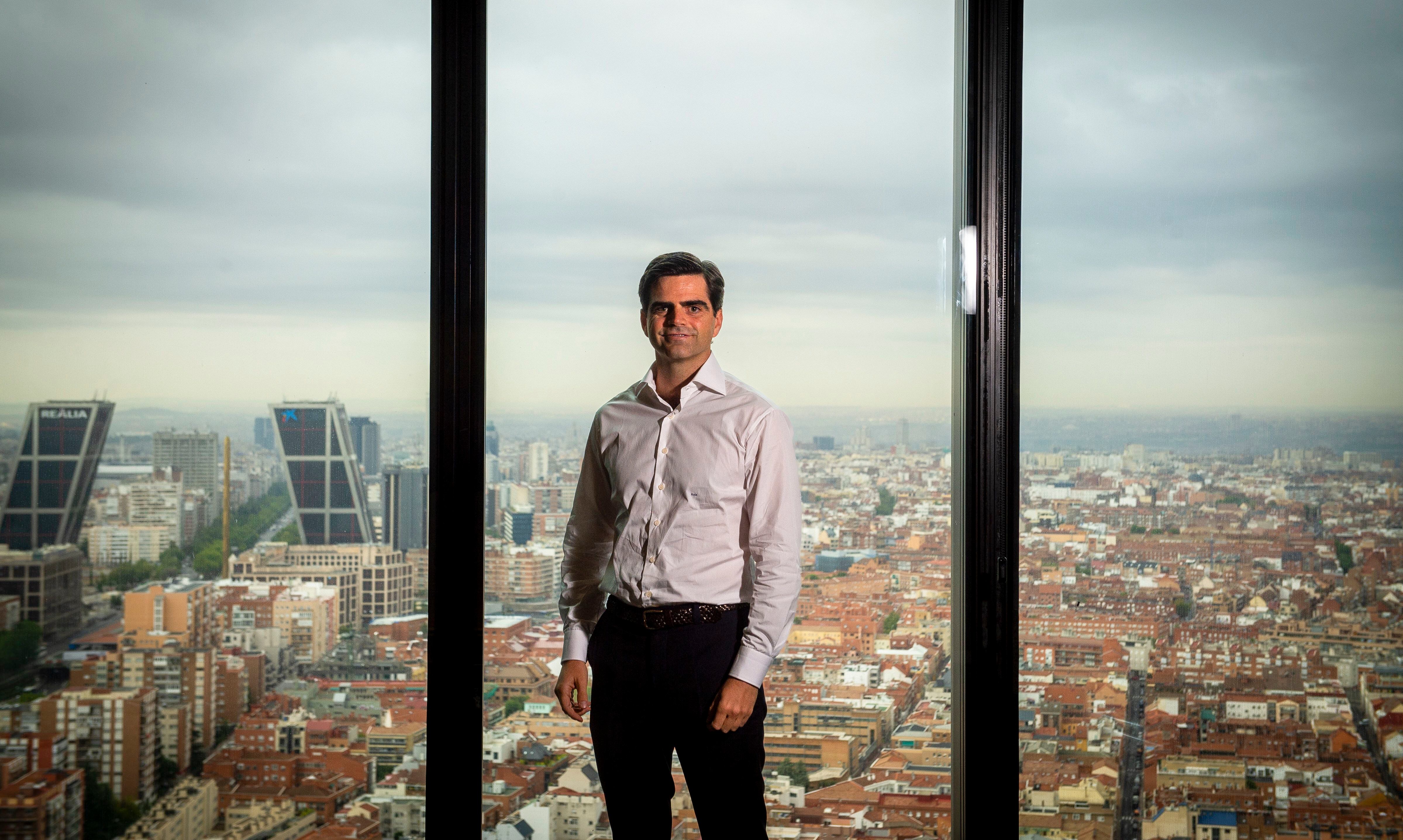 Diego del Alcázar, CEO de la IE University y novelista de ciencia ficción, retratado en Madrid el 6 de septiembre de 2023, delante de las vistas que domina su despacho, en un piso 26.