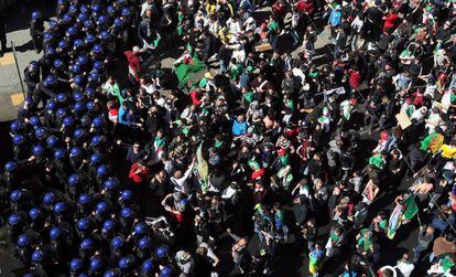 Antidisturbios tratan de frenar a los manifestantes en Argel.