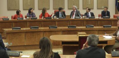 Ls integrantes la Comisión territorial, presidida por el diputado socialista , José Enrique Serrano.
