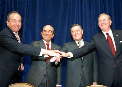 Juan Rodríguez Inciarte y Emilio Botín, ejecutivos del SCH, junto con Ken Lewis y Eusebio Rivera, del Bank of America.