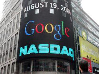 Logotipo de Google en los paneles de la sede del Nasdaq.