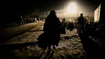 Un grupo de afganos, a la espera de poder abandonar Kabul antes de que salieran los últimos aviones con refugiados.
