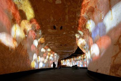 En esta especie de caverna se desarrolla el viaje visual que el director de cine ha imaginado para contar el por qué de la originalidad y la 'garra' española.