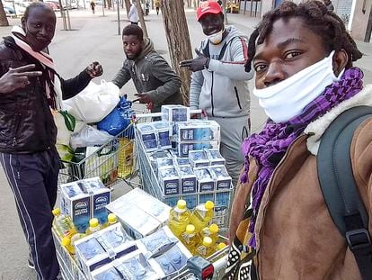 Cuatro vendedores ambulantes reparten alimentos de primera necesidad a manteros en la zona del Besòs.